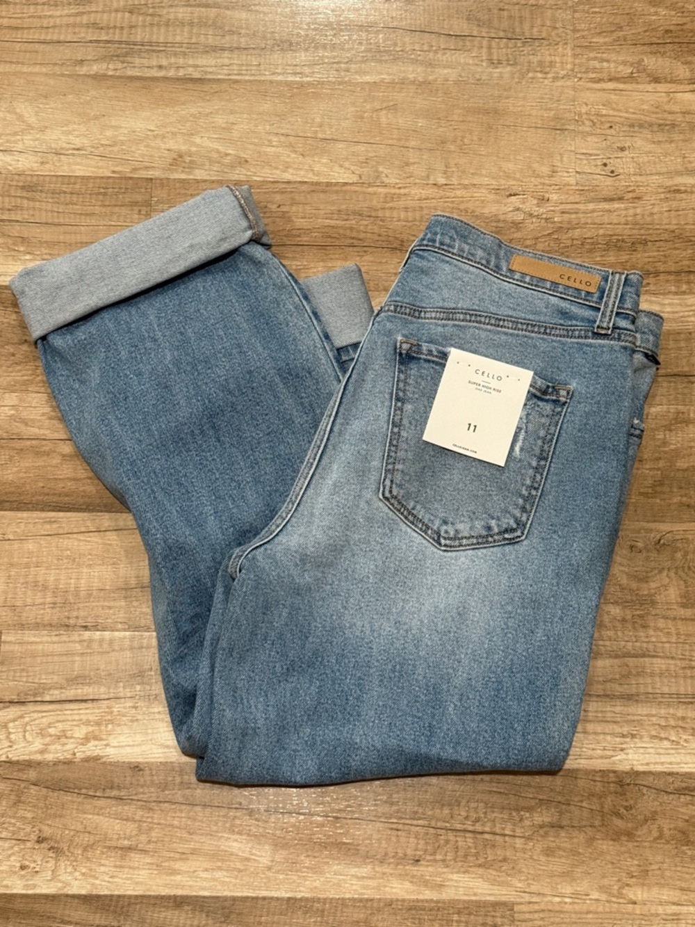 NWT Cello Women’s Light Blue Straight Jeans 11 stretchy
